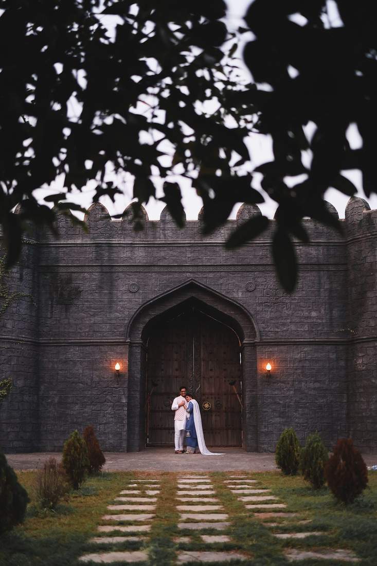 Pre-wedding shoot at a fort archway