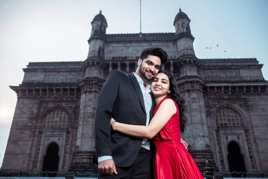 Couple hugging and smiling at the Gateway of India
