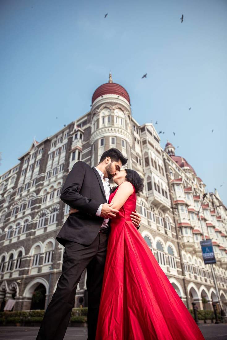 Couple kissing in a dramatic angled shot before the Taj Mahal Palace Hotel